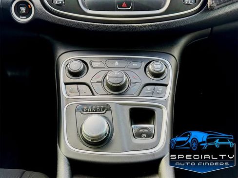 Used 2015 Chrysler 200 Limited w/ Convenience Group FWD image 9