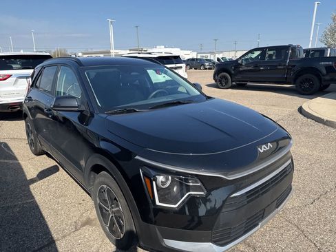 Used 2023 Kia Niro EX image 18