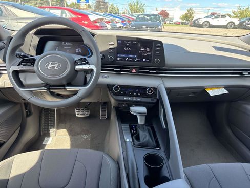Used 2025 Hyundai Elantra Sport FWD image 6