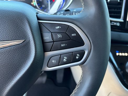 Used 2023 Chrysler Pacifica Touring-L FWD image 23