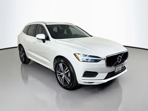Used 2021 Volvo XC60 T5 Momentum w/ Premium Package FWD image 3