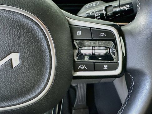 Used 2025 Kia Carnival FWD image 25