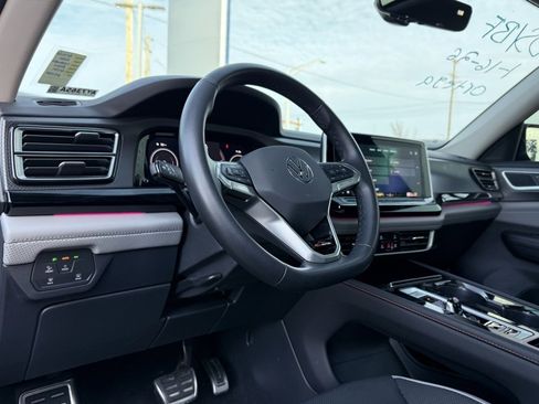 Used 2024 Volkswagen Atlas Peak Edition SE image 9