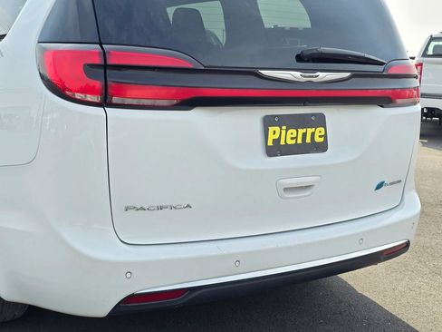 Used 2023 Chrysler Pacifica Touring-L FWD image 7