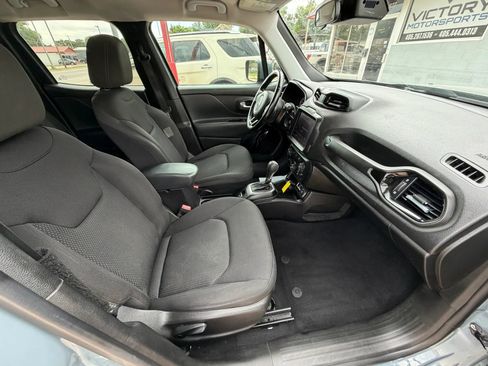 Used 2018 Jeep Renegade Altitude w/ UConnect 8.4 Nav Group FWD image 10