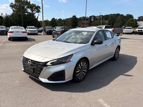 Used 2024 Nissan Altima 2.5 SV FWD image 3