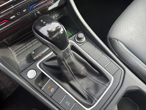 Used 2025 Volkswagen Jetta SE FWD image 21