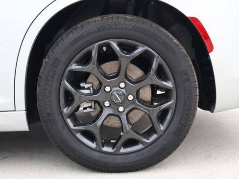 Used 2023 Chrysler 300 Touring L w/ Popular Equipment Group image 8