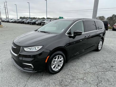 Used 2023 Chrysler Pacifica Touring-L image 7