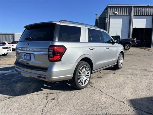 Used 2024 Ford Expedition Platinum image 3