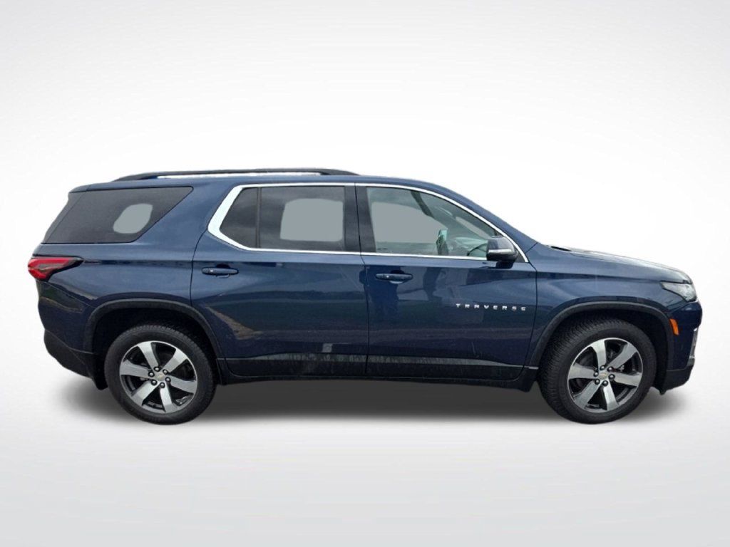 Used 2022 Chevrolet Traverse LT w/ LT Premium Package AWD/4WD image 3