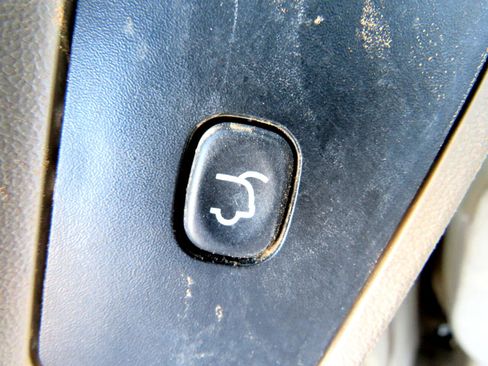 Used 2013 Chrysler Town & Country Touring image 17