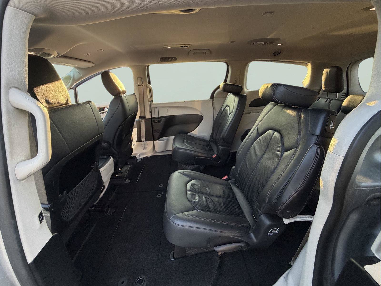 Used 2018 Chrysler Pacifica Touring-L FWD image 26