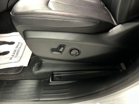 Used 2026 Chrysler Pacifica Select image 13