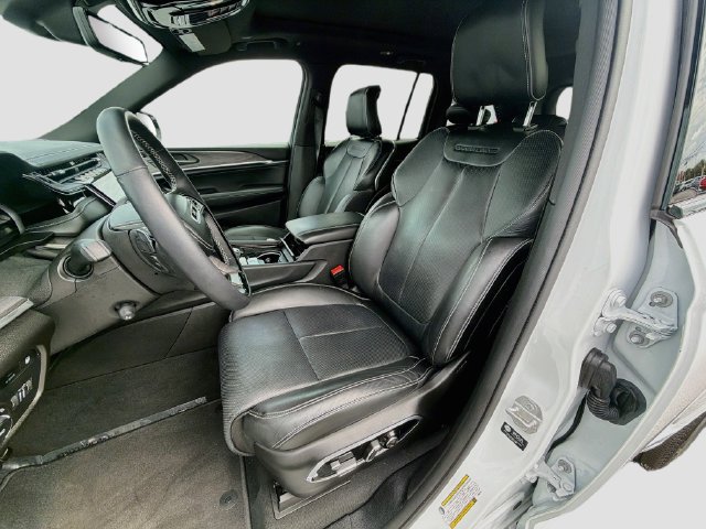 Used 2023 Jeep Grand Cherokee Overland w/ Advanced Protech Group III AWD/4WD image 23