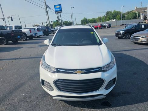 Used 2021 Chevrolet Trax LT w/ LT Convenience Package FWD image 3
