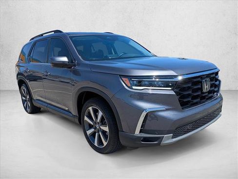 Used 2024 Honda Pilot Touring image 3