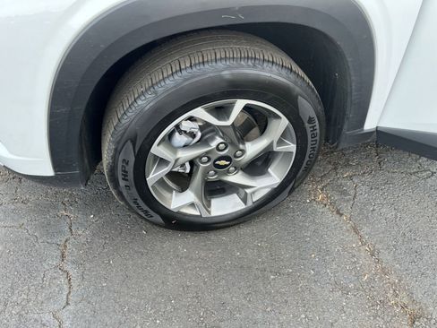 Used 2025 Chevrolet Trax LT w/ LT Convenience Package image 28