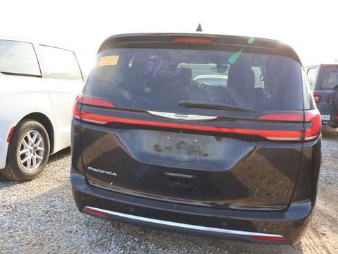 Used 2024 Chrysler Pacifica Touring-L image 13