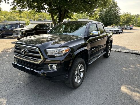 Used 2017 Toyota Tacoma Limited image 1
