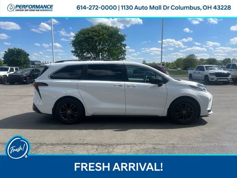 Used 2024 Toyota Sienna AWD image 3
