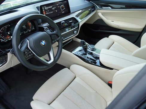 Used 2021 BMW 540i w/ Premium Package image 9