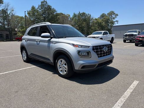 Used 2020 Hyundai Venue SEL FWD image 4