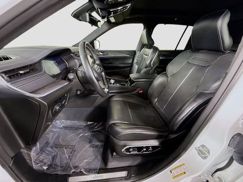 Used 2023 Jeep Grand Cherokee Overland w/ Advanced Protech Group III image 22