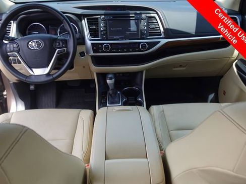 Certified 2019 Toyota Highlander Limited Platinum AWD/4WD image 4