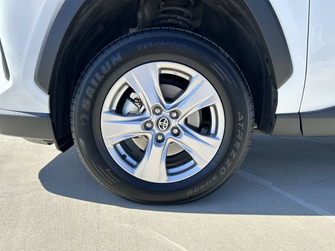 Used 2025 Toyota RAV4 XLE FWD image 18