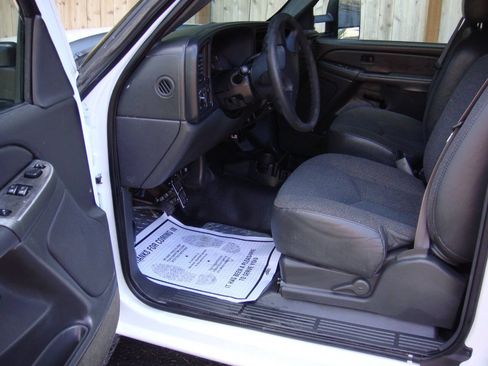 Used 2005 Chevrolet Silverado 2500 LT RWD image 9
