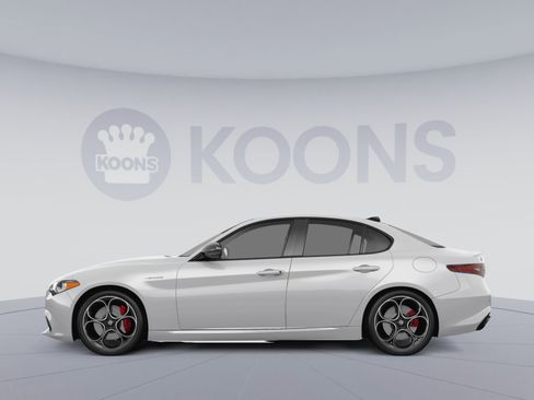 Used 2024 Alfa Romeo Giulia Veloce AWD/4WD image 2