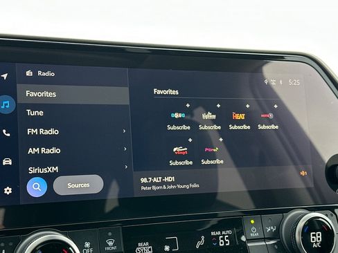 Certified 2023 Toyota Highlander XLE image 18