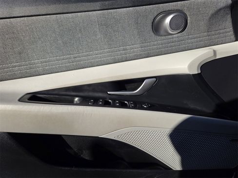 Used 2023 Hyundai Elantra Limited image 25