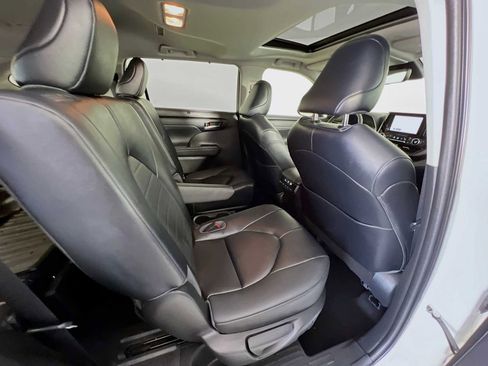 Used 2023 Toyota Highlander XLE image 28