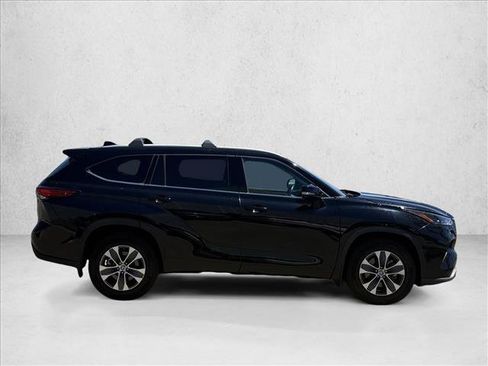 Used 2022 Toyota Highlander XLE AWD/4WD image 4
