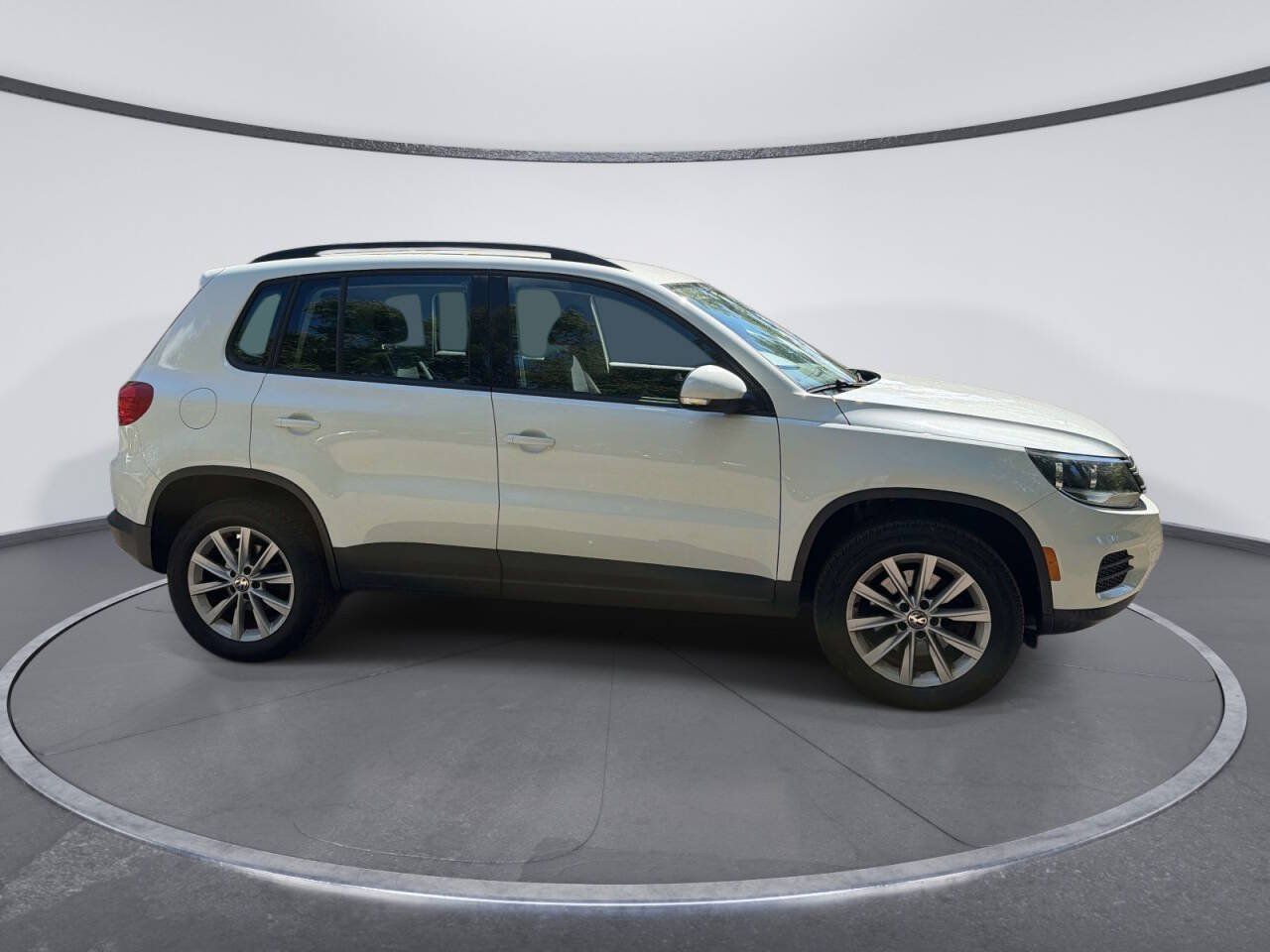 Used 2017 Volkswagen Tiguan S AWD/4WD image 6