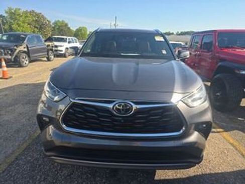 Used 2023 Toyota Highlander Platinum FWD image 2