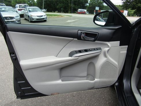 Used 2012 Toyota Camry XLE w/ Leather Pkg FWD image 15