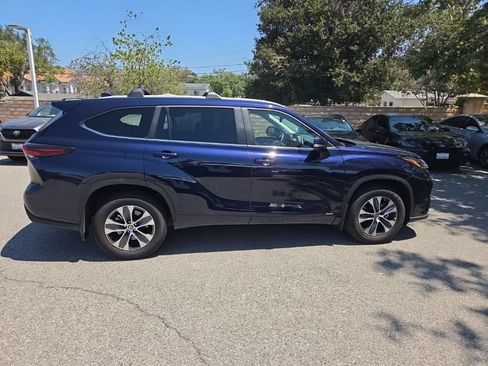 Used 2025 Toyota Highlander XLE AWD/4WD image 6