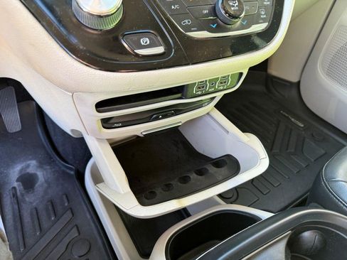 Used 2022 Chrysler Pacifica Touring-L w/ Uconnect Theater Family Group image 39