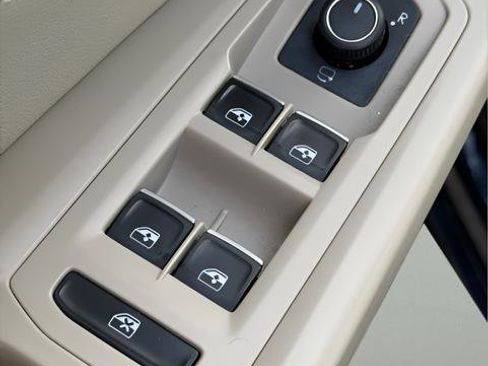 Used 2022 Volkswagen Atlas SEL Premium image 9