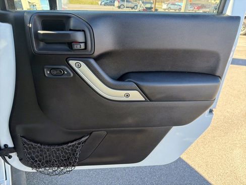 Used 2015 Jeep Wrangler Unlimited Rubicon w/ Connectivity Group image 23