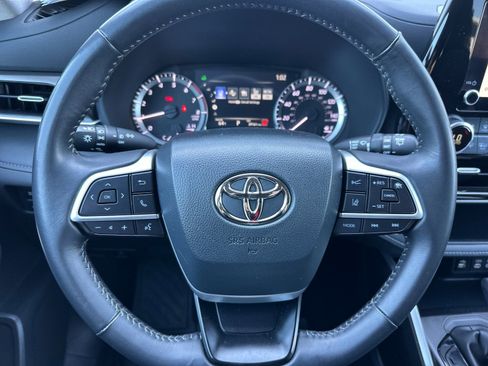 Used 2024 Toyota Highlander LE AWD/4WD image 26