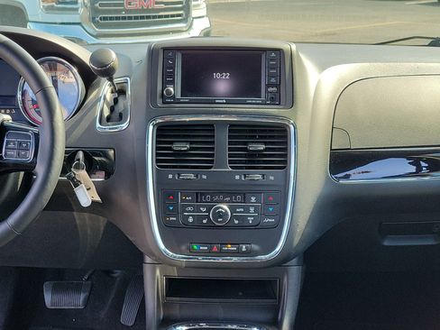 Used 2016 Dodge Grand Caravan SXT FWD image 18