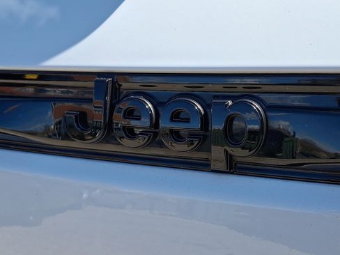 Used 2023 Jeep Grand Cherokee Altitude image 28