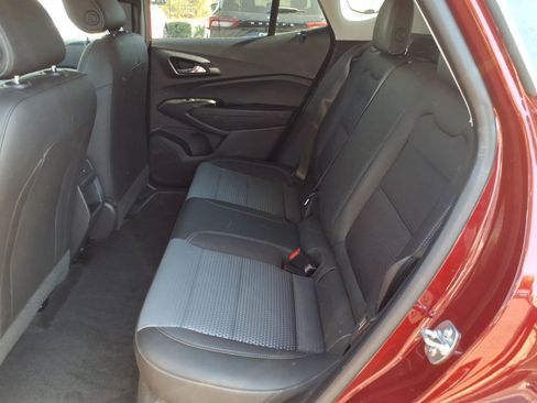 Used 2025 Chevrolet Trax LT w/ LT Convenience Package FWD image 14
