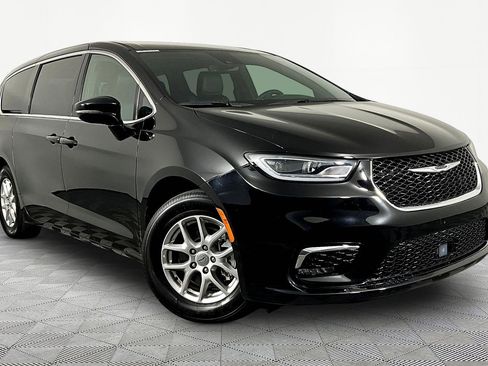 Used 2025 Chrysler Pacifica Select FWD image 3