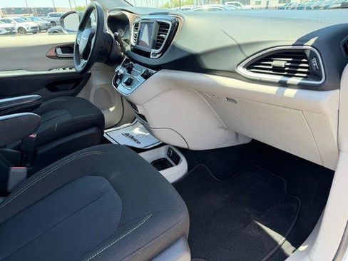 Used 2023 Chrysler Voyager LX FWD image 13
