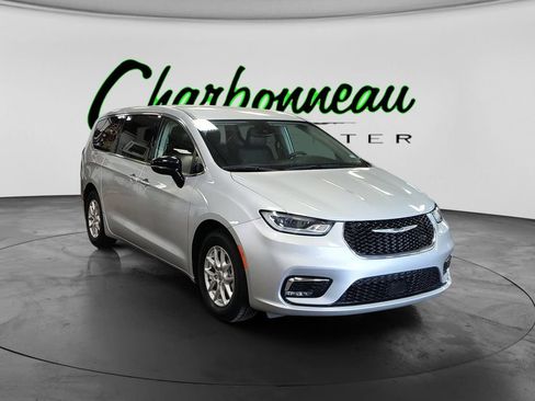 Used 2024 Chrysler Pacifica Touring-L FWD image 7